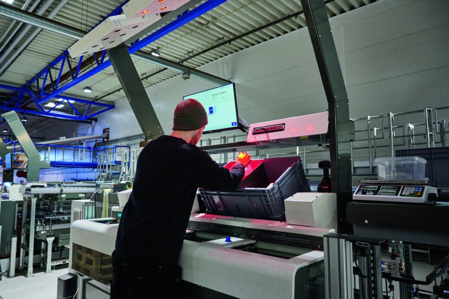 Drei „Pick-it-Easy“-Arbeitsplätze sorgen für eine fehlerreduzierte und ergonomische Kommissionierung. Bild: Knapp/Niederwieser 