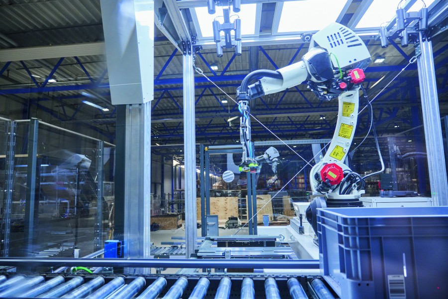 Der „Pick-it-Easy Robot“ führt komplexe Greifvorgänge autonom aus und erhöht die Prozesssicherheit im Lager. Bild: Knapp/Niederwieser 