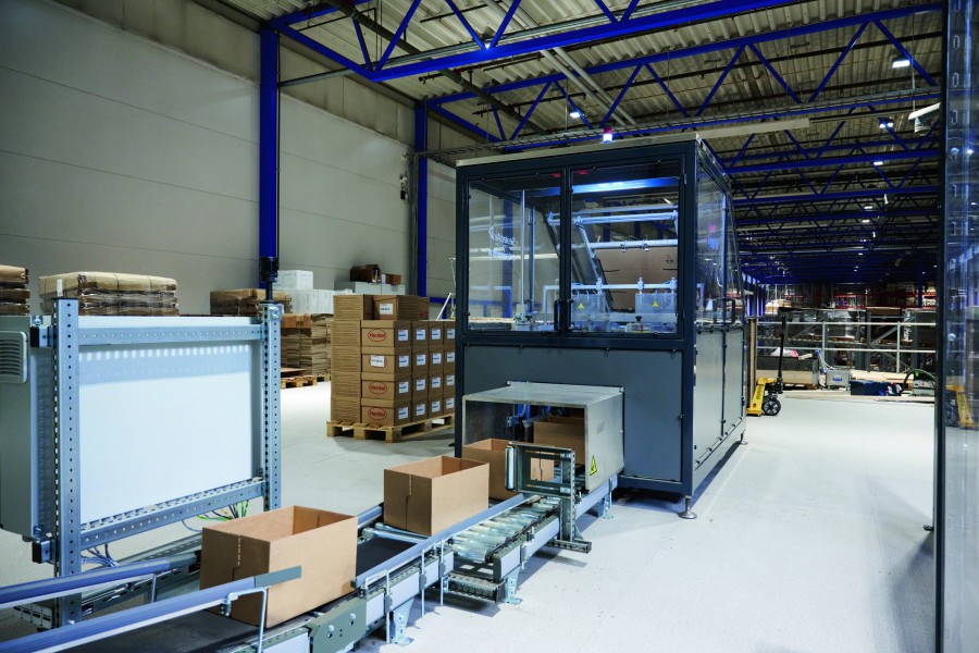 Das integrierte automatisierte Kartonhandling passt die Höhe jeder Box exakt an den Inhalt an. So spart Brødrene Dahl Verpackungsmaterial und reduziert den CO₂-Fußabdruck. Bild: Knapp/Niederwieser 