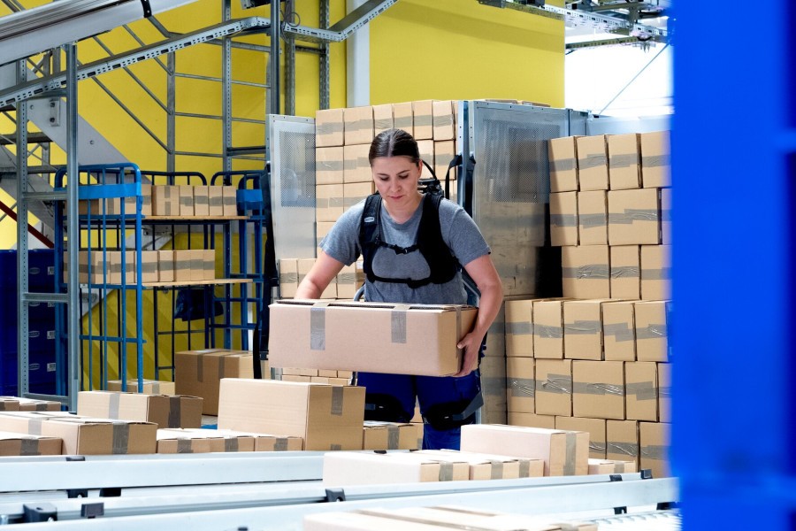 Das Rumpfbeuge-Exoskelett „Nexo Pro“ entlastet die Rückenmuskulatur bei Tätigkeiten mit wiederholtem Bücken um bis zu 30 Prozent. (Bildquelle: J. Schmalz GmbH)