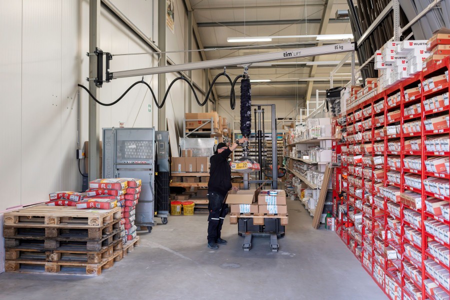 Durch den Einsatz der Hebetechnik kann Löcken steigende Versandmengen auch bei schweren Produkten effizient und ergonomisch bewältigen. (Bildquelle: Timmer)