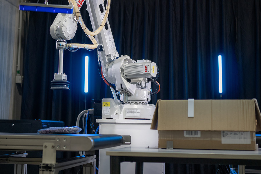 Der „AI Robot Trainer“, eine Erweiterung des „Fashion Inductor“-Funktionspakets von ABB Robotics, vereinfacht Implementierung, Betrieb und kontinuierliche Optimierung von KI-Anwendungen und reduziert den Engineering- und Inbetriebnahmeaufwand um bis zu 75 Prozent. (Bildquelle: ABB Robotics)