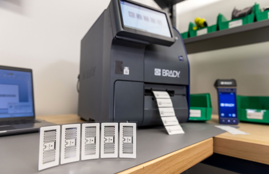 Der „BradyPrinter i7500 RFID“ verarbeitet UHF-RFID-Etiketten für unterschiedliche Materialien und Anwendungen. (Quelle: Brady Corporation)