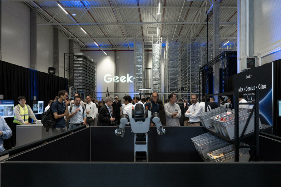 Das Innovationslabor bündelt unterschiedliche Systeme für automatisierte Lagerprozesse und dient zugleich als Testumgebung für künftige Lösungen. (Quelle: Geekplus)