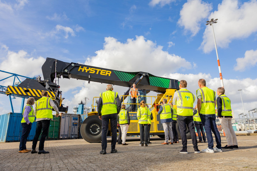 Der Reachstacker übernimmt bei Rotterdam Shortsea Terminals unter anderem den Umschlag von 45-Fuß- und Open-Top-Containern. (Bildquelle: Hyster)