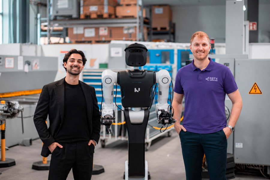 Nucleus Robotics und igus treiben gemeinsam die Skalierung humanoider Robotik in der Intralogistik voran. Im Bild: Melvin Schwarz, CEO Nucleus Robotics (links) und Julian Ruwe, Teamleiter Vetriebsinnendienst RBTX (rechts). (Quelle: Nucleus Robotics)