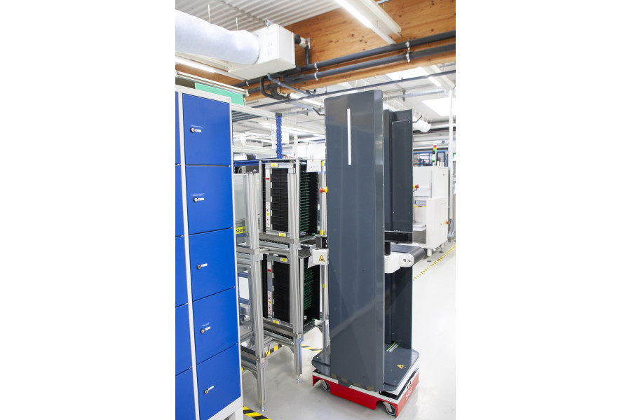 Mittels aktueller Antriebs-Steuerungstechnik wandeln autonome Transportroboter von Melkus Mechatronic die bei Bremsvorgängen oder beim Absenken der Last wirkende kinetische Energie in Elektrizität um und laden damit den Akku nach. (Bildquelle: Sigmatek)