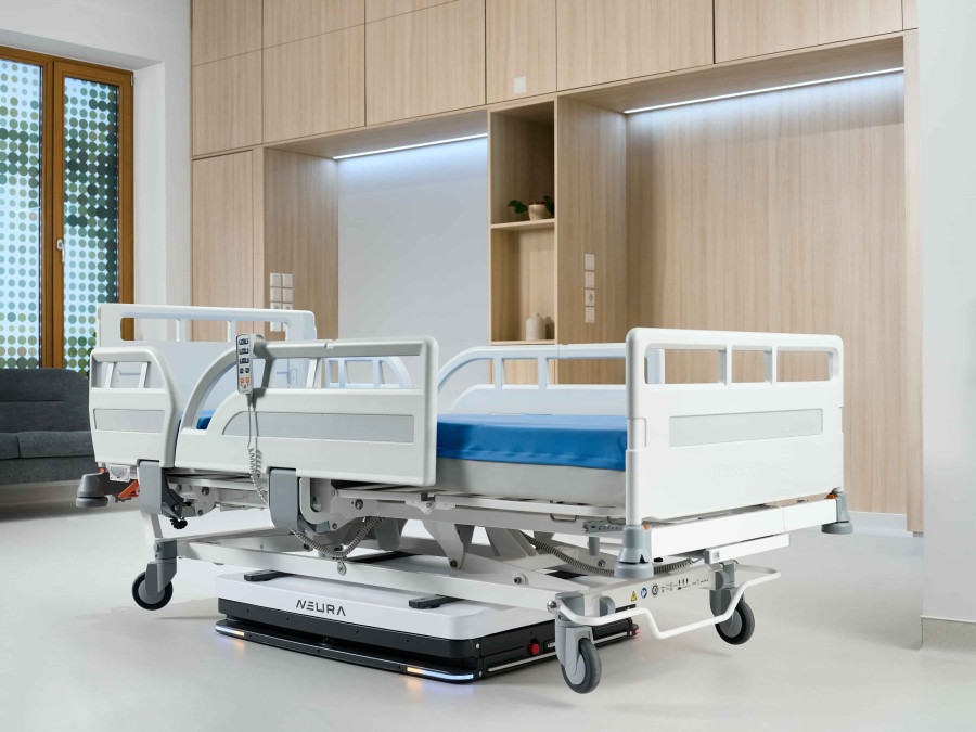 Neura Robotics targets its autonomous mobile platform for transport tasks in hospitals. The system is intended, among other things, to move empty beds between stations. (Image source: Neura Robotics)