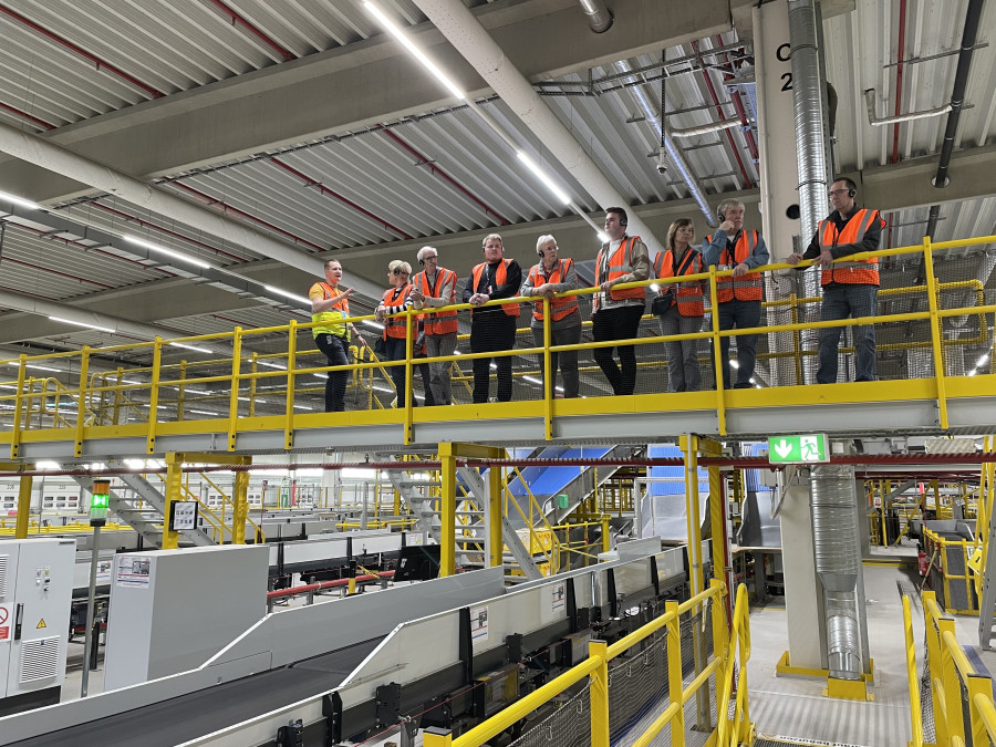 Neben zahlreichen Unternehmen, Organisationen und Instituten engagiert sich auch der Onlineversandhändler Amazon mit Führungen am Tag der Logistik 2025. (Bildquelle: Amazon)