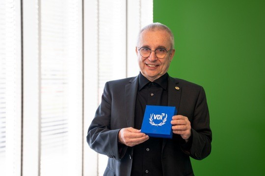 Günther Ullrich erhielt die Ehrenmedaille im Rahmen der Fachtagung zu Fahrerlosen Transportsystemen am 23. September 2026 in Dortmund. (Quelle: Fraunhofer IML Dortmund)