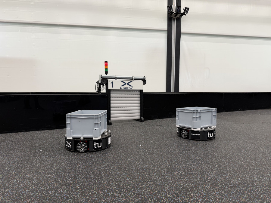 Graphic: M2X standardizes the communication between mobile robots and their environment, such as with elevators, gates, charging stations, load transfer stations, and signal systems. (Image source: Sven Franke, TU Dortmund)
