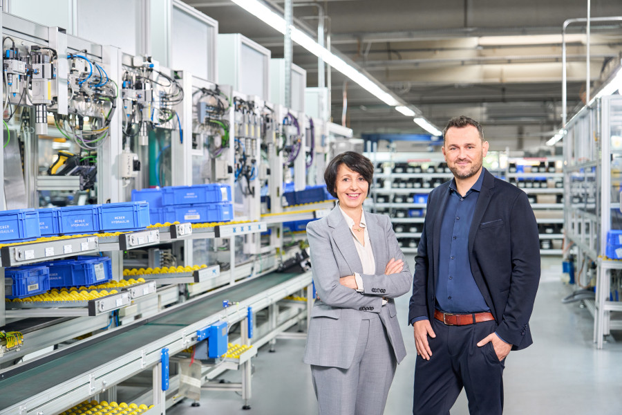 Christine Grotz (Geschäftsführende Gesellschafterin) und Yannick Weber (CEO) bilden seit 2024 die Doppelspitze der Weber-Hydraulik Gmbh und der dazugehörigen Gesellschaften des Familienunternehmens mit Sitz in Güglingen. (Bildquelle: Weber-Hydraulik GmbH)