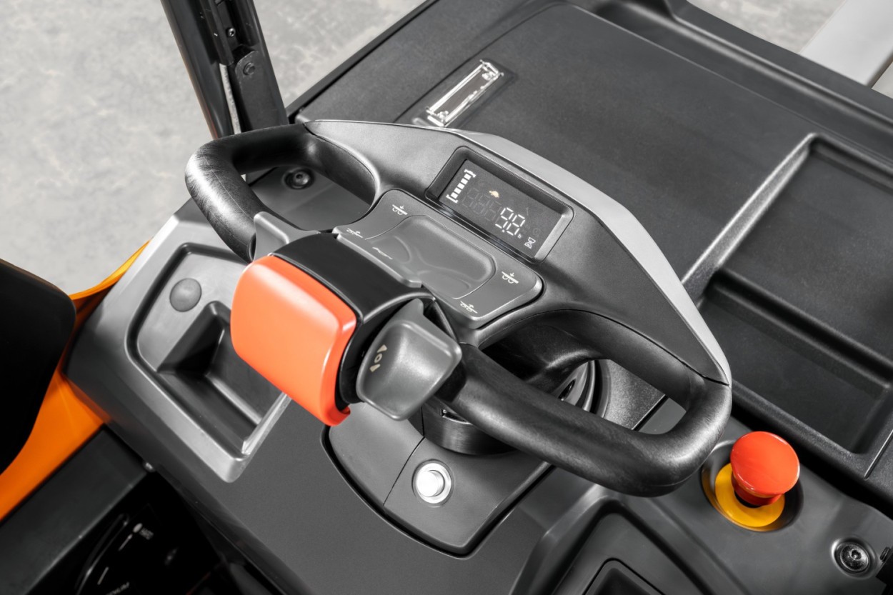 Mit dem innovativen „Still Easy Drive“-Lenker mit integriertem Display wird Still dem Wunsch der Kunden gerecht, den EXH-S 20-25 mit Deichsellenkung zu steuern. (Bildquelle: Still)
