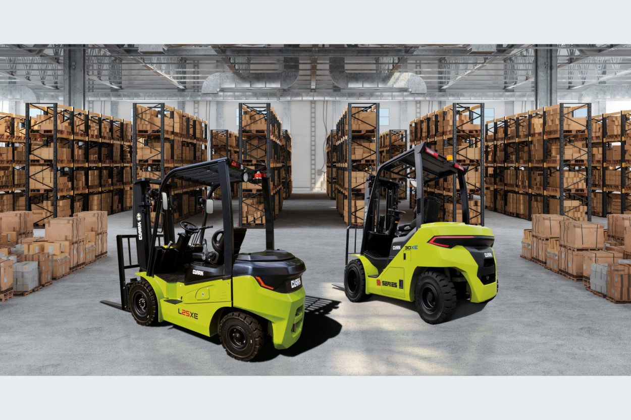 Die Crossover Elektrostapler von Clark: Renegade S25-35X (rechts) und Raider L25-35XE (Quelle Clark Europe GmbH)