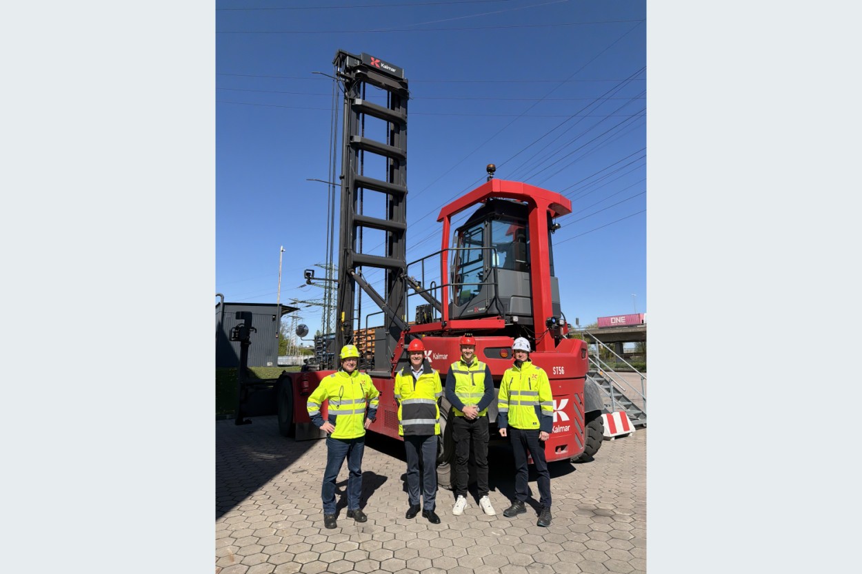 Gemeinsam im Einsatz für die Elektrifizierung im Hafen (v. l. n. r.): Jens Sczepan, Serviceleiter für Hamburg und Schleswig-Holstein bei Kalmar, Dr. Roland Karnbach mit Sohn Finn, beide Geschäftsführer von HCS Hamburg Container Service und Verkaufsleiter Bernd Pagel, Kalmar. (Bildquelle: Kalmar)