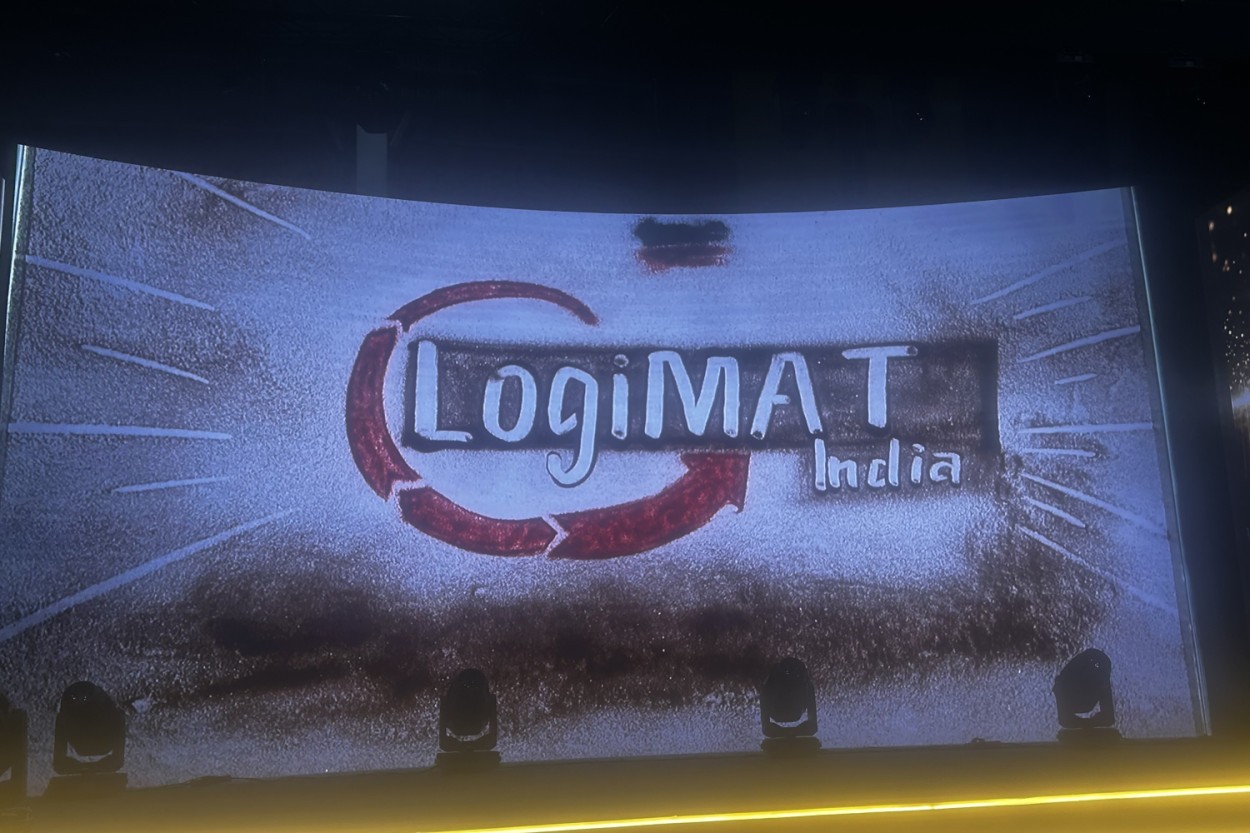 Handmade: Das Logo der Logimat India ist mit Sand gestaltet (Quelle: Jan Kaulfuhs-Berger)